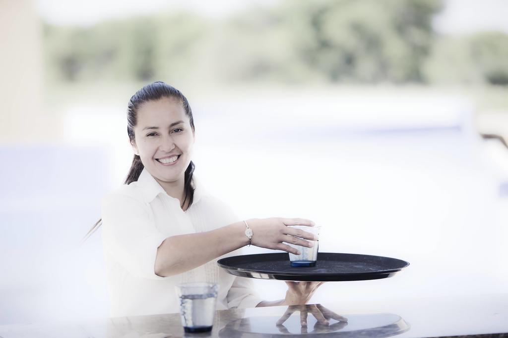 Hotel Grace Cafayate Esterno foto A waitress at work