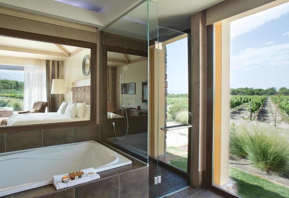 Hotel Grace Cafayate Esterno foto A bathroom with a shower door