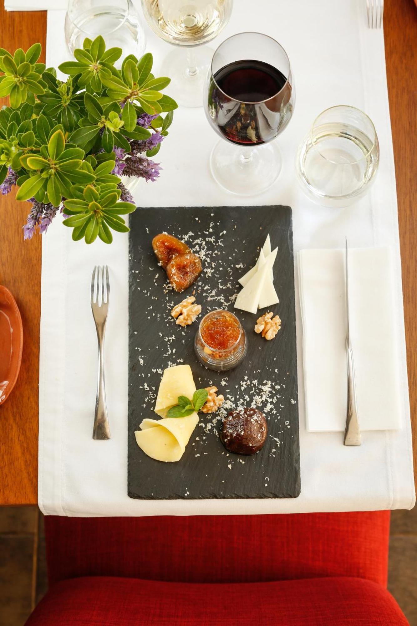 Hotel Grace Cafayate Esterno foto A cheese platter