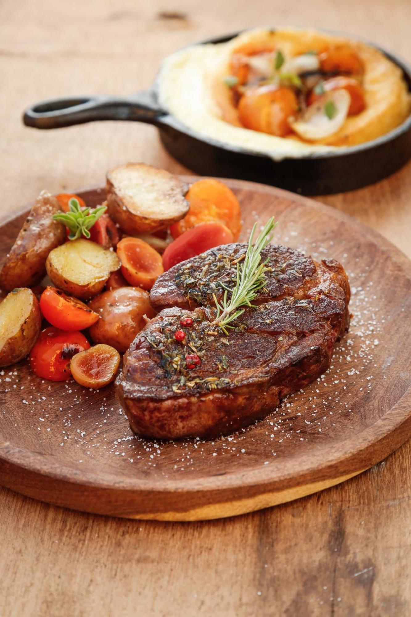 Hotel Grace Cafayate Esterno foto A steak with vegetables