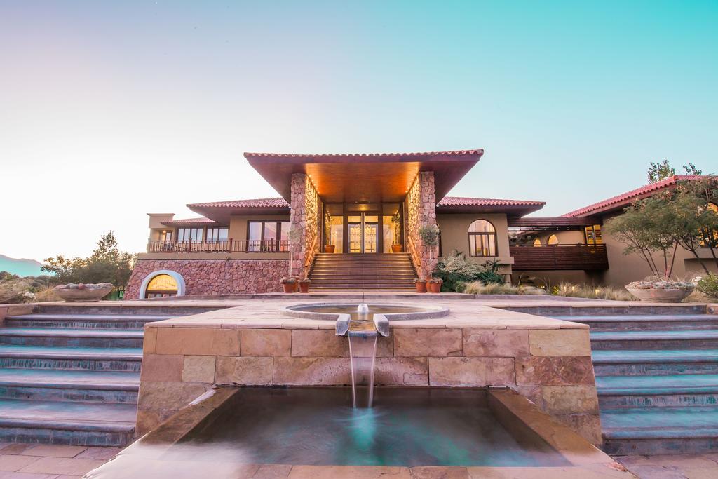 Hotel Grace Cafayate Esterno foto Fountain at the entrance of the hotel